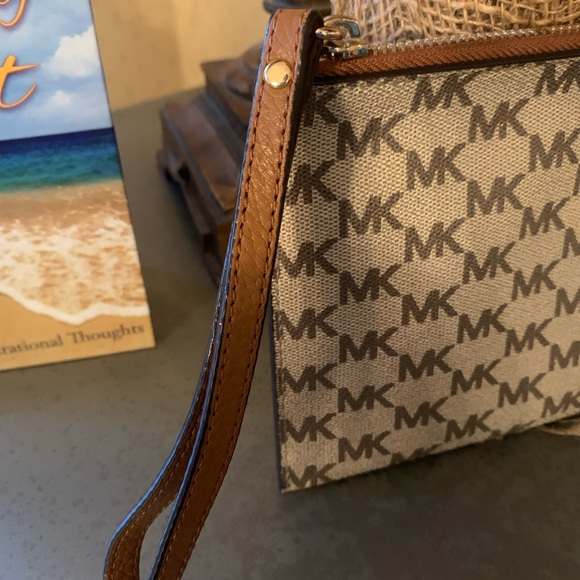 Michael Kors NEW never carried Wristlet. Khaki Tan PVC with Brown signature MK. - Picture 4 of 7